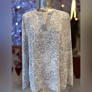 💟 Kenneth Cole Textured Gray and White Blouse